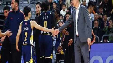 詹姆斯传球失误被断 怀特反击轻松得分